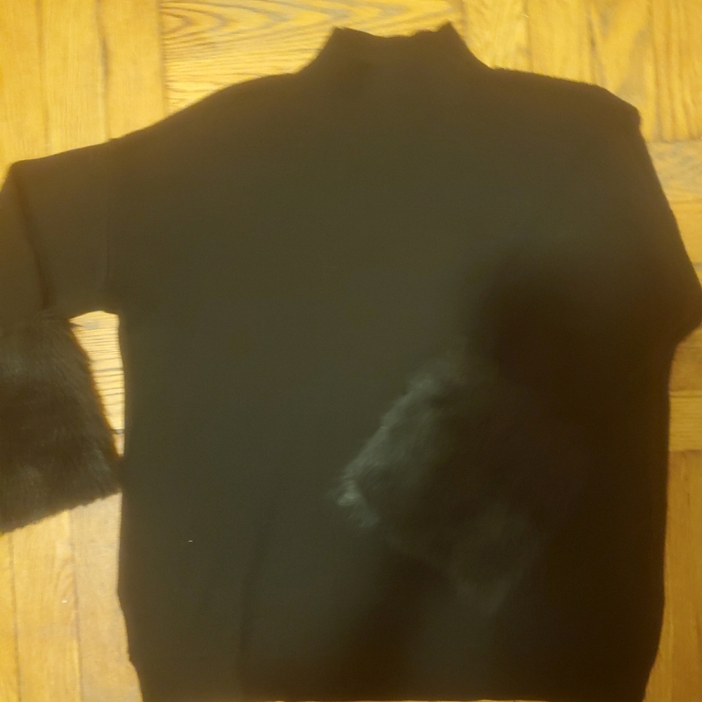 Sweater with removable faux fur cuffs